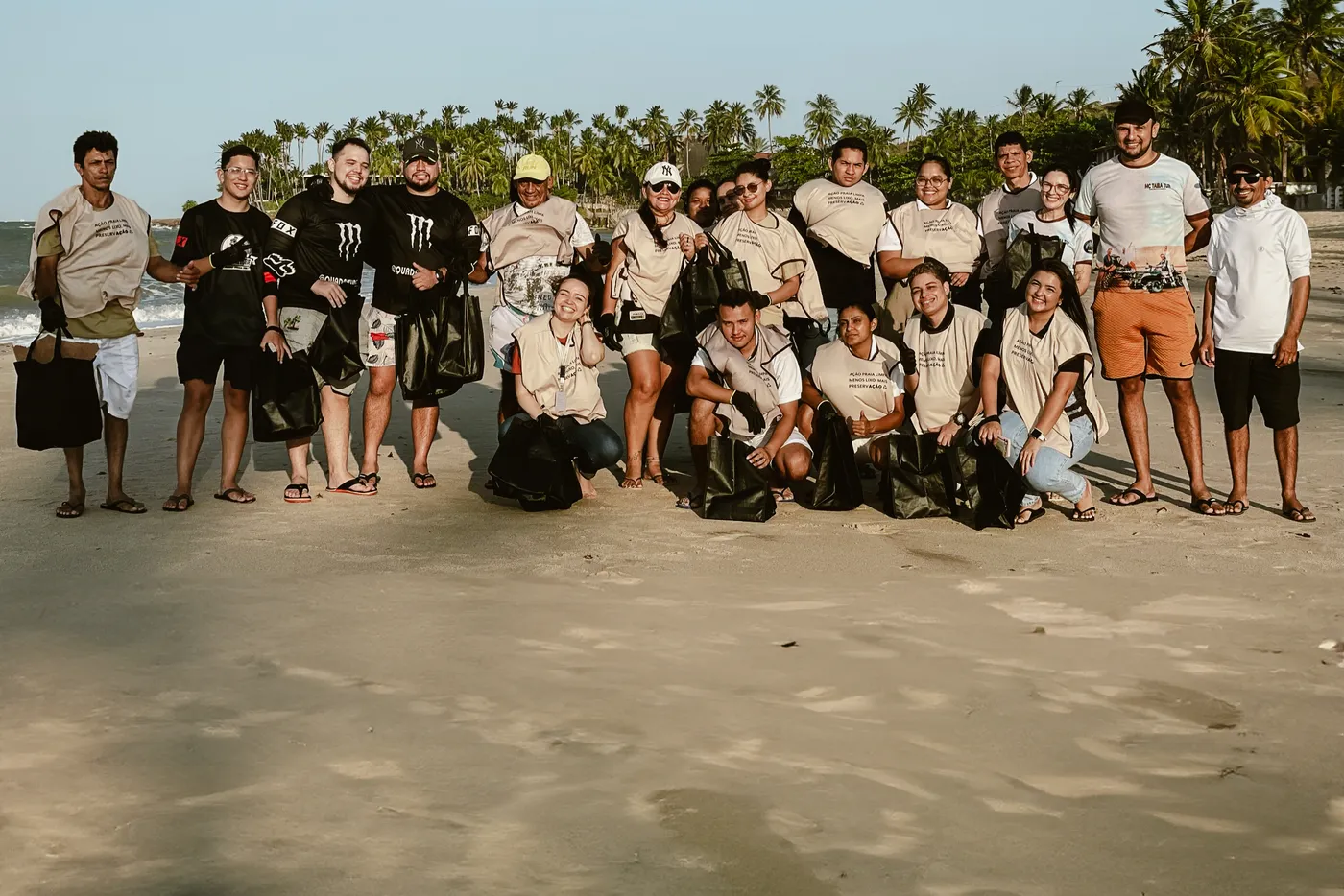 Equipe da Carmel Hotéis reunida na praia ao fim de uma ação de preservação costeira